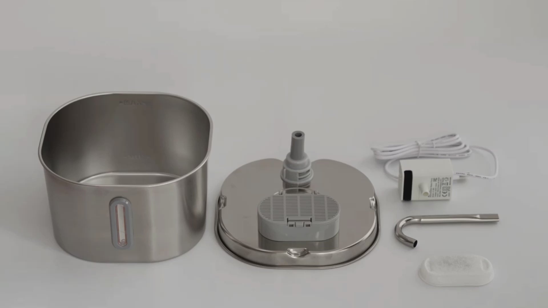 Charger la vidéo : Les chats sont exigeants avec leur eau. Ils peuvent refuser de boire si l’eau a un goût ou une odeur inhabituelle. Pour que l’eau de la fontaine reste fraîche et propre, remplacez le filtre toutes les 2 semaines.